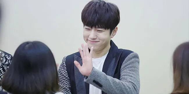 Ekspresi Wajah L Infinite Dilempari Pakaian Dalam Saat Konser