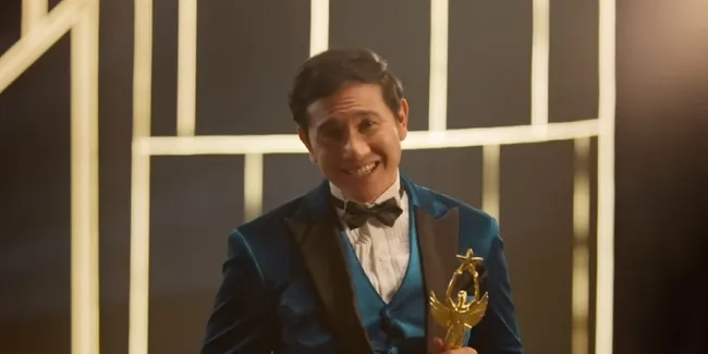 Ernest Prakasa Kembali ke Kursi Sutradara di Film 'LUPA DARATAN', Kolaborasi Perdana dengan Vino G. Bastian