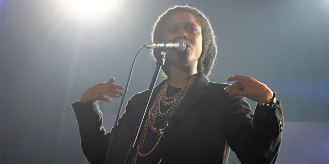 Erykah Badu Dikabarkan Hamil, Benarkah?