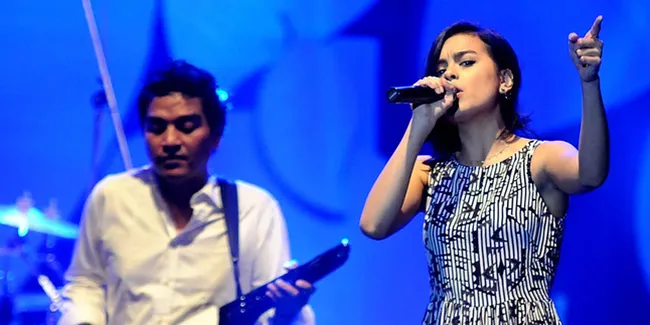 Eva Celia Tak Bisa Lepas Dari Nama Besar Orang Tua