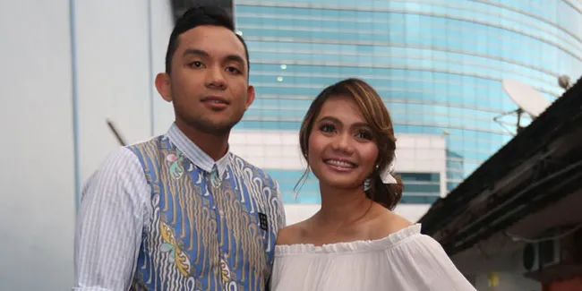 Fakhrul Razi Nyanyi Lagu 'Tunggu Aku', Rina Nose Nangis