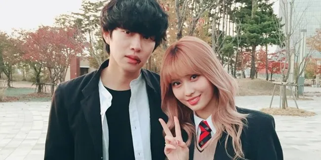 Fans Kaget &#38; Baru Sadar Heechul - Momo TWICE Terlihat Gandengan Tangan di Postingan Instagram Ini