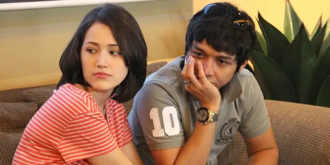 [FOTO] Adelia Berhijab Biru, Dampingi Pasha Upacara Pelantikan