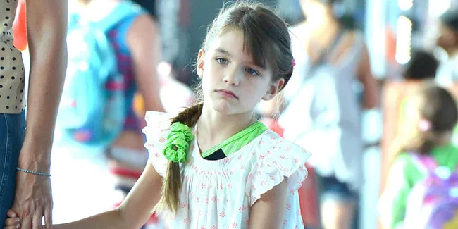 [FOTO] Asyik Makan Es Krim, Wajah Suri Cruise Jadi Belepotan