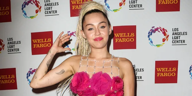 FOTO: Asyik Selfie, Miley Cyrus Pamer Rambut Pelangi di Instagram