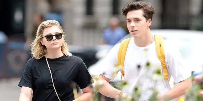 [FOTO] Bahagia Balikan, Brooklyn Beckham Gandeng Mesra Chloe Moretz