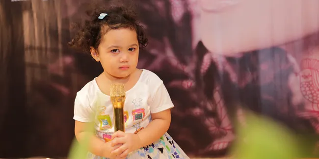 [Foto] Cantiknya Amora Lemos Saat Berkebaya