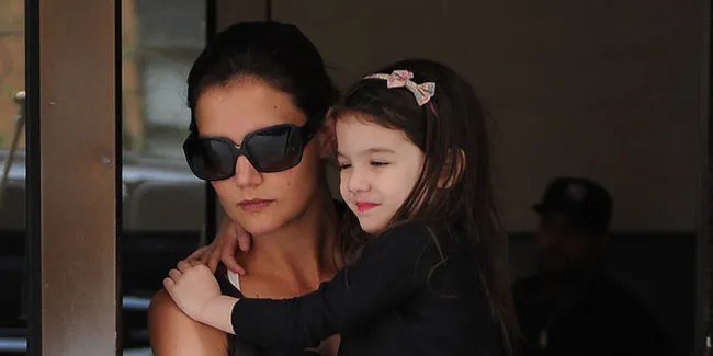 [FOTO] Cantiknya! Katie Holmes Ajak Suri Cruise Naik Panggung