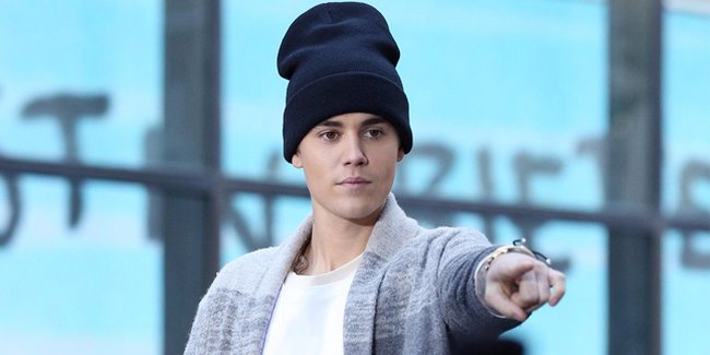 [FOTO] Cium 2 Member AKB48, Justin Bieber Hancurkan Hati Fans