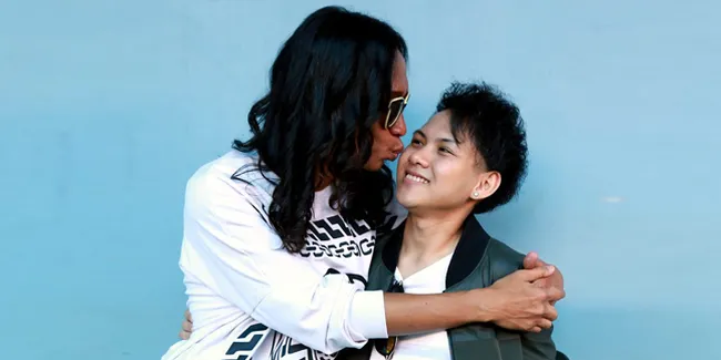 [FOTO] Cium Mesra Bibir Evelyn, Aming Sukses Bikin Netizen Baper