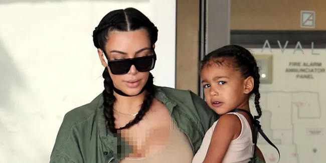 [FOTO] Cute! North West & Penelope Gandengan Usai Makan Siang