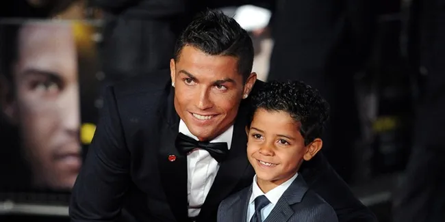 [FOTO] Cute! Saat Anak Pertama Cristiano Ronaldo Gendong Adik Kembarnya