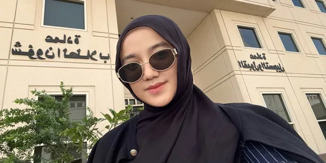 Foto Dengan Latar Belakang Biru Ala Orang Menikah, Wirda Mansur Buat Banyak Orang Bertanya-tanya