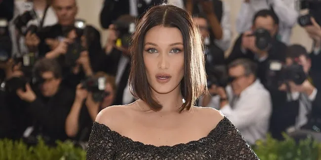FOTO: Detik-Detik Bella Hadid Jatuh Dari Tangga Usai Party