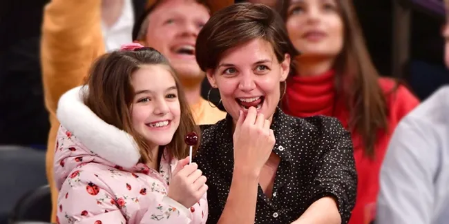 [FOTO] Dinner Bareng Sang Ibu, Suri Cruise Dandan Cantik & Stylish
