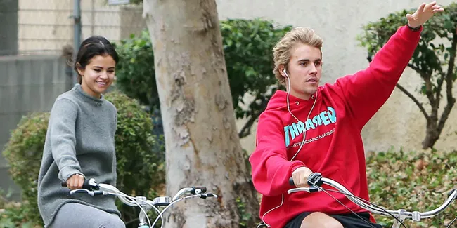 [FOTO] Dinner Romantis, Justin Bieber &#38; Selena Gomez Tertangkap Ciuman