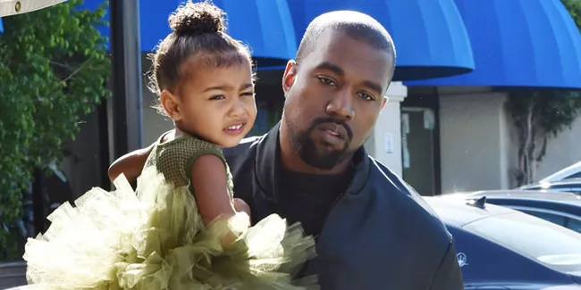 [FOTO] Dipanggul Sang Ayah, North West Tersenyum Bahagia