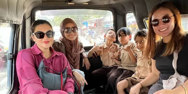 Foto-foto Ashanty dan Meisya Siregar Temani Anak Naik Angkot, Panas-panasan Tahan Puasa