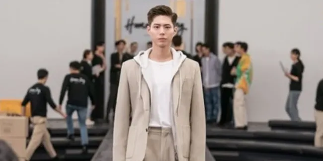 Foto Ganteng Park Bo Gum Pakai Seragam Selesai Pelatihan Dasar Wamil, Sekarang Resmi Jadi Prajurit