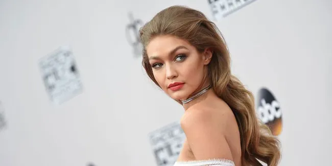 [FOTO] Gaun Terlalu Panjang, Gigi Hadid Nyaris Jatuh Tersungkur