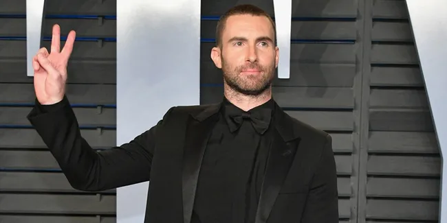 [FOTO] Gaya Ganteng Adam Levine Saat Gendong Bayinya