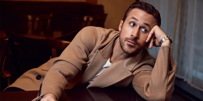 [FOTO] Gaya Ganteng Ryan Gosling Saat Asuh Anak, Bikin Meleleh!