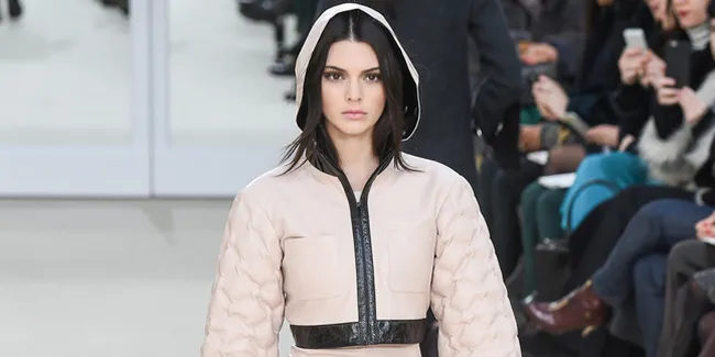[FOTO] Ibadah ke Gereja, Kendall Jenner Malah Pamer Perut