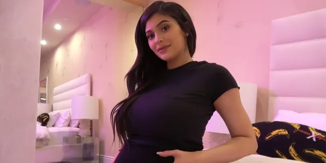 Foto Ini Bukti Kemiripan Stormi Webster & Kylie Jenner Saat Masih Bayi