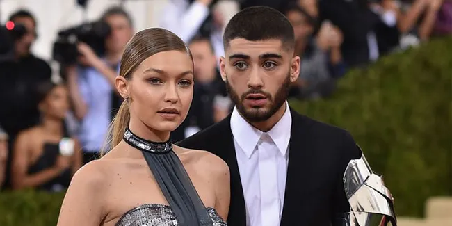 [FOTO] Intim Dalam Mobil, Gigi Hadid Cium Pipi & Bibir Zayn Malik