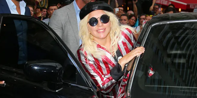 [FOTO] Jatuh Terjungkal, Lady Gaga Bikin Malu Dirinya Sendiri