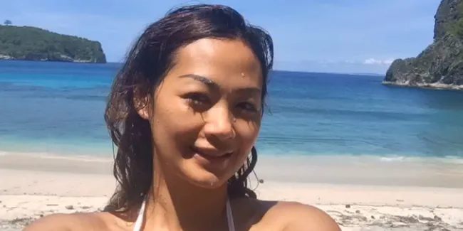 [FOTO] Kembaran Sama Anak, Indah Kalalo Pamerkan Bikini Seksi