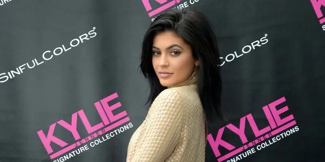 [FOTO] Kenakan Cincin di Jari Manis, Kylie Jenner Tunangan?