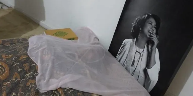 Foto Kesedihan Mayky Wongkar, Suami yang Setia Dampingi Ria Irawan Sampai Meninggal