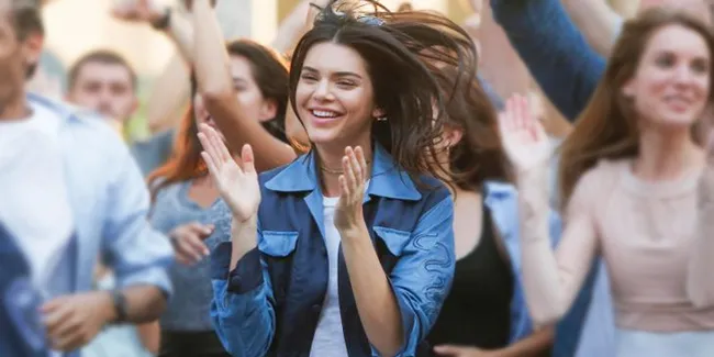 [FOTO] Ketika Kendall Jenner Berambut Blonde, Makin Cantik?