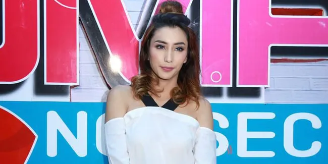 [FOTO] Liburan di Jepang, Tyas Mirasih Dilamar Sang Kekasih