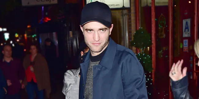 [Foto] Makin Mesra, Robert Pattinson Tertangkap Remas FKA Twigs
