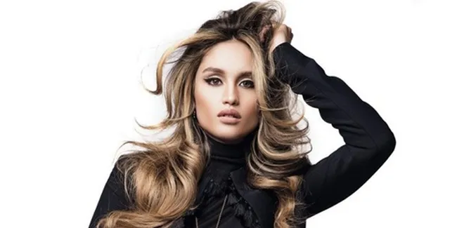 FOTO: Mempesona! Pakai Busana Ini, Cinta Laura Pamerkan Body Goal