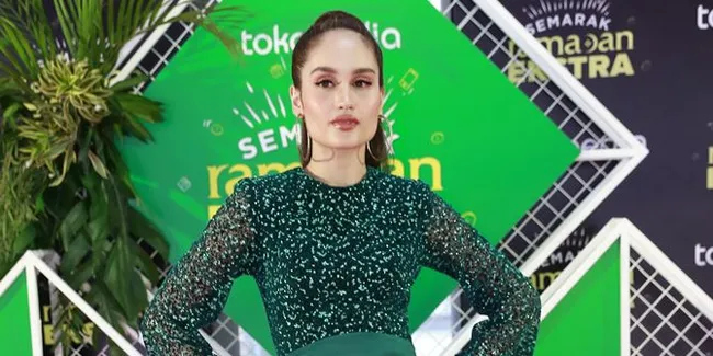 Foto Mesra Anaknya Bersama Pacar Tersebar, Ibu Cinta Laura Sebut Editan