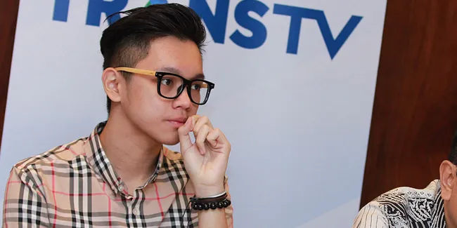 [FOTO] Nakal, Brandon Nicholas 'Pegang' Dada Perempuan