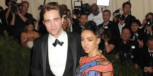 [FOTO] Pacar Robert Pattinson Tak Kenakan Bra, Begini Jadinya