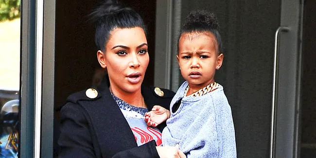 [FOTO] Pakai Outfit Kembar, North West & Kim Kardashian Sosialita