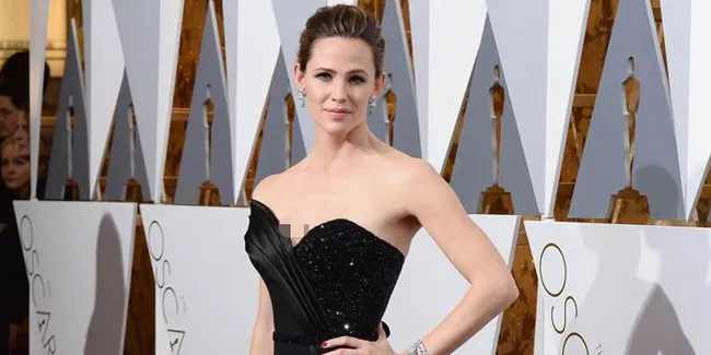 [FOTO] Pakai Rok Tenis Mini, Jennifer Garner Cantik Flawless
