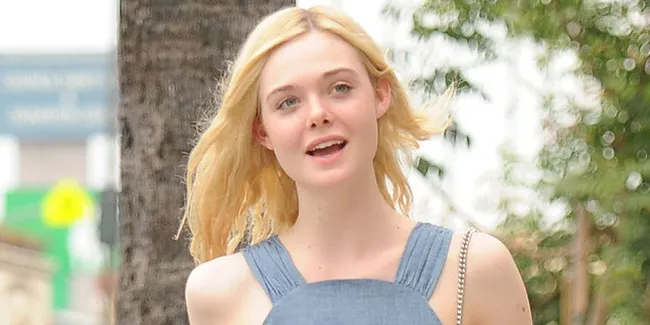 [FOTO] Pamer Perut, Elle Fanning Makin Cantik Dewasa