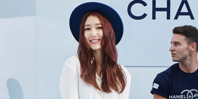 FOTO: Park Shin Hye Jadi Pegawai Minimarket di Drama Young Kwang