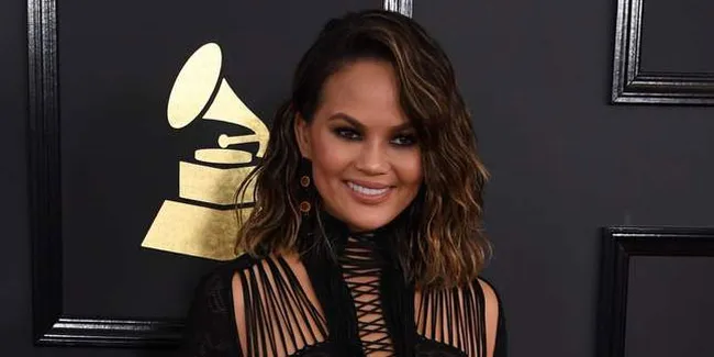 FOTO: Pemotretan Dengan Majalah, Chrissy Teigen Berpose Panas