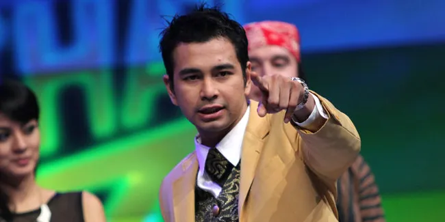 [Foto] Pertama Tampil di Dahsyat, Raffi Ahmad Bikin Studio Haru