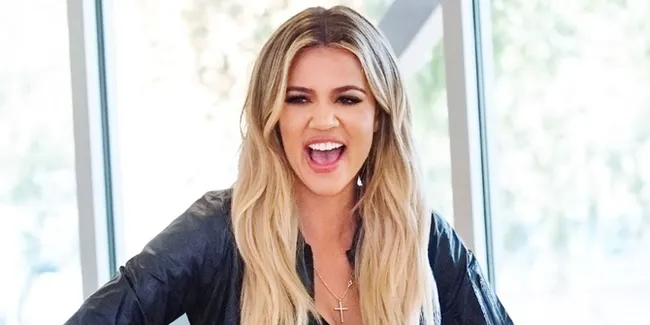[FOTO] Perut Khloe Mendadak Rata di Kartu Natal Keluarga Kardashian