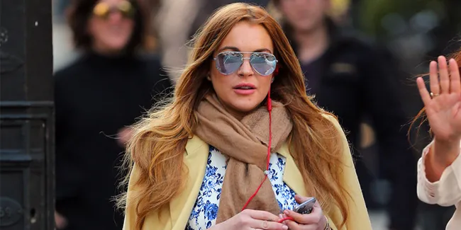 [FOTO] Photoshop Fail! Lindsay Lohan Rela 'Iris' Pinggangnya