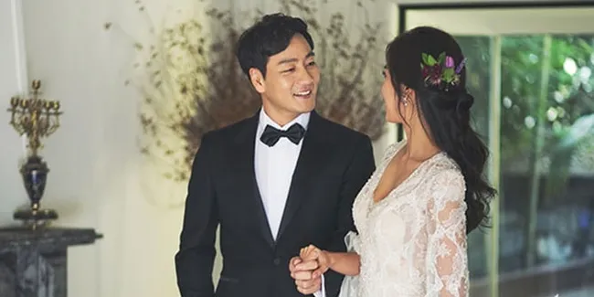 Foto Prewed Romantis Park Hae Soo, Pandangan Penuh Cinta &#38; Bahagia