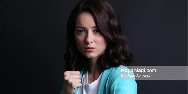 FOTO: Rajin Ngegym, Julie Estelle Pamer Perut Six Pack